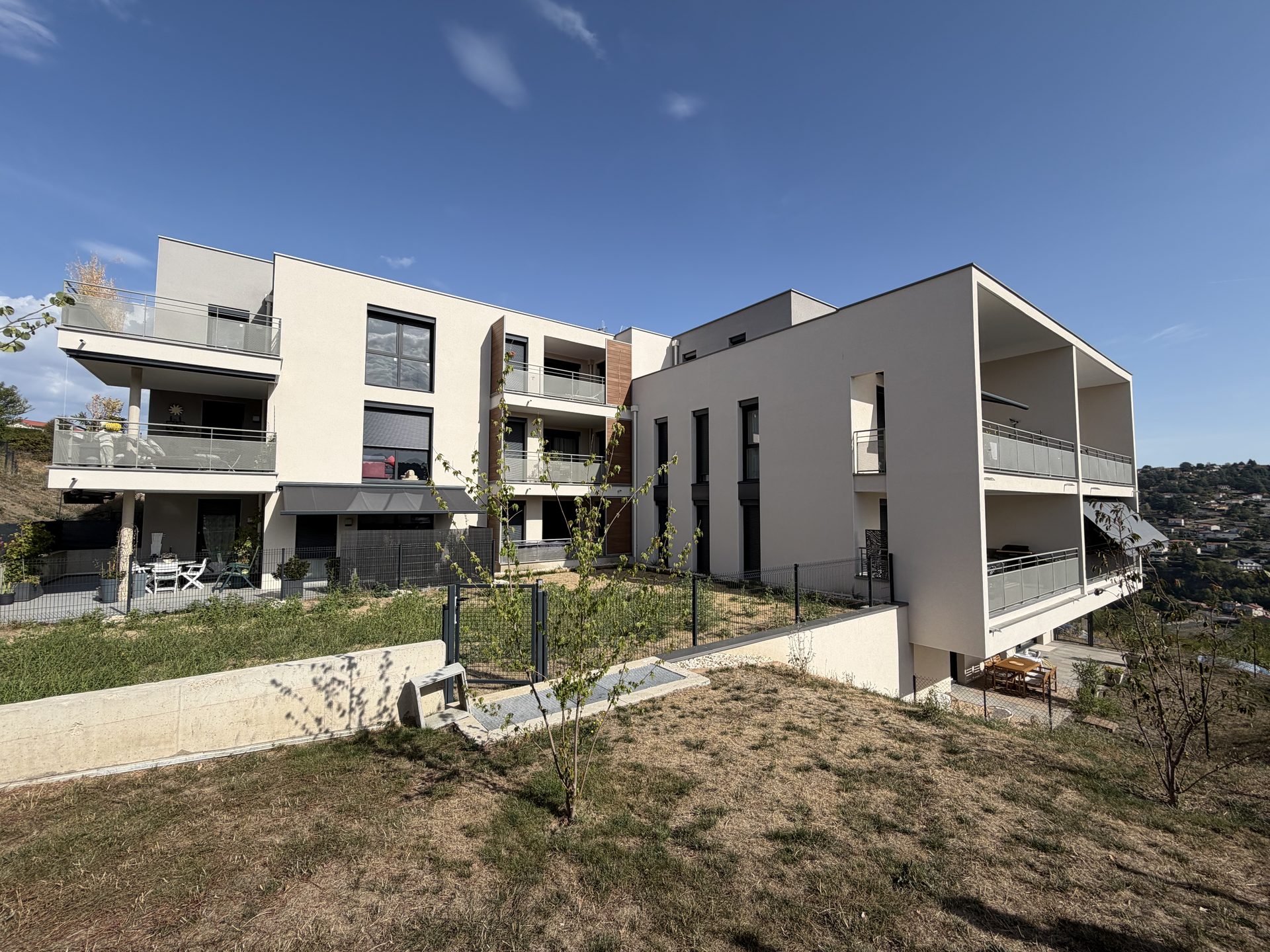 Le Domaine du Joux livré — jardins privatifs et terrasses