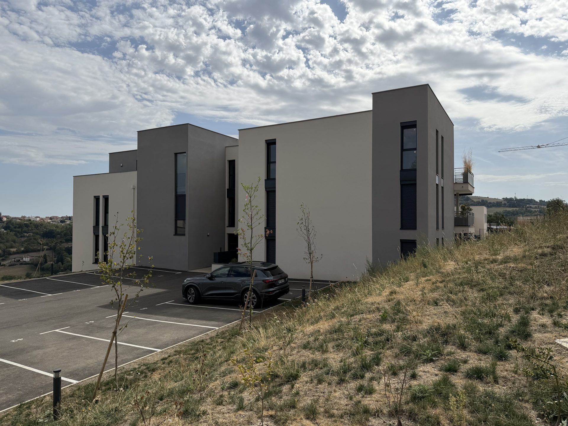 La résidence livrée depuis le stationnement